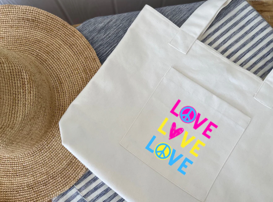 BEACH LOVE.